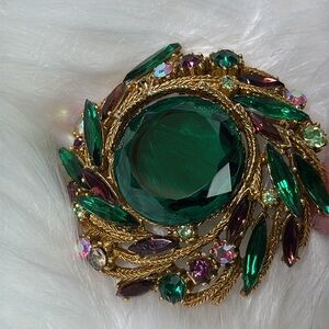 ART deco brooch Circular With Rhinestone Emerald Green Crystal